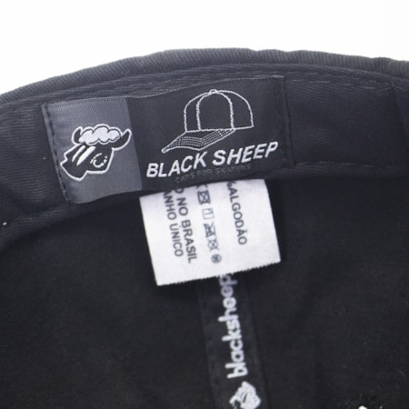 Bone Black Sheep Aba Curva Logo Couro Preto