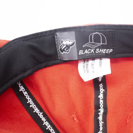 Bone Black Sheep Aba Curva Logo Couro Vermelho