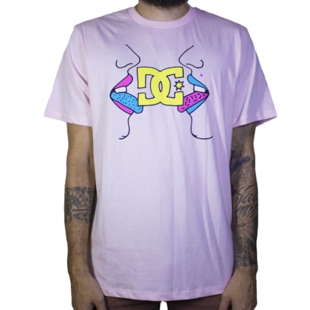 Camiseta Dc Shoes Tounguestar Rosa Claro 