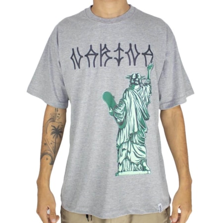 Camiseta Narina estatua Skate Cinza