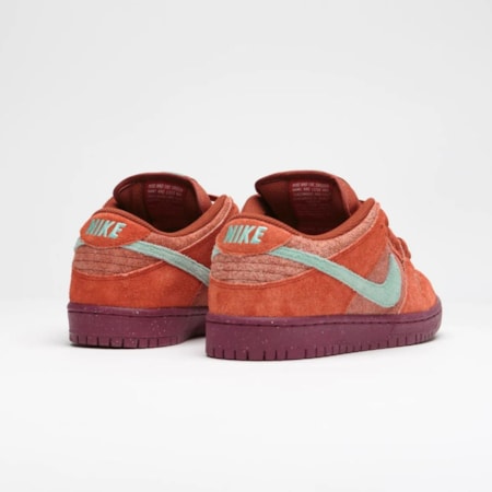 Tênis Nike Sb Dunk Low Pro Premium Mystic Red Emerald Rise Regged Orange DV5429601