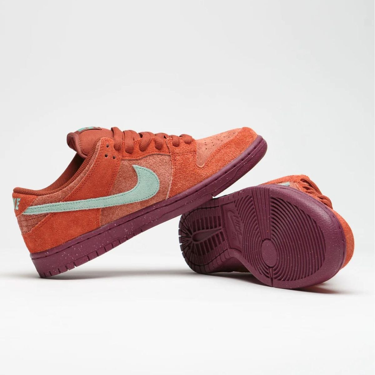 Tênis Nike Sb Dunk Low Pro Premium Mystic Red Emerald Rise Regged